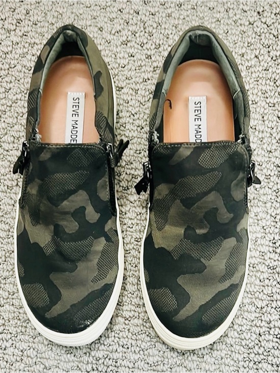 Steve Madden Shoes - Steve Madden Camo Slip-On Sneakers in Olive/Black size 7.5 women’s